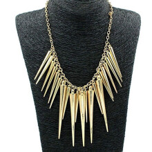 Collana a bavaglino da donna AYYUFE multistrato con borchie, rivetti e nappe, stile punk.