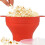 Bol à popcorn en silicone pliable rouge, format micro. 2