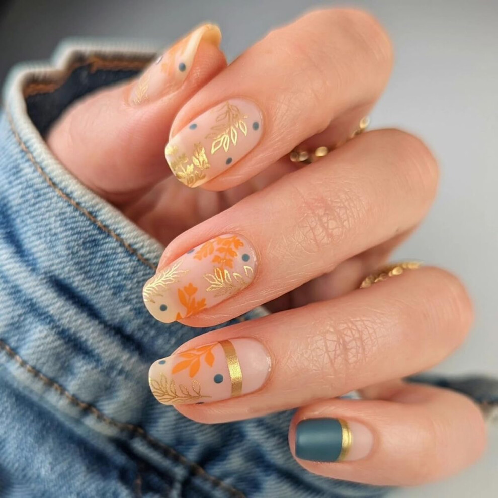 24Pcs Fall Maple Leaf Press On Nails Short Square Nude Pink Fake Nails Set for Autumn Holiday