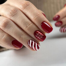 24Pcs Red Christmas Press on Nails Short Square Snowflake Design Fake Acrylic Nails Set for Women