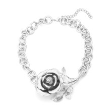 Collana con ciondolo a forma di rosa, piccola e profumata, dal design semplice e tridimensionale, in metallo.