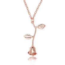 Collana lunga da donna con ciondolo a foglia di rosa in lega, gioiello elegante per feste e occasioni speciali.