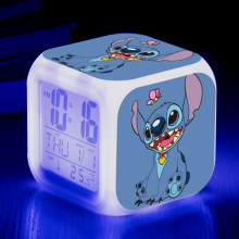 Sveglia digitale HANNTAOO per bambini, sveglia a LED con Stitch a cartoni animati che cambia colore, termometro e luce notturna, regalo per bambini e
