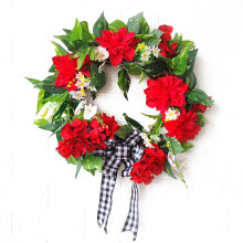 Guirlanda rústica de gerânios vermelhos para decoração de porta, ideal para a primavera e o verão.
