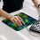 Πράσινο τετράγωνο Mousepad με φτερό παγωνιού, ύφασμα για ποντίκι υπολογιστή με βάση 7
