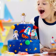 Conjunto de 3 peças para decoração de bolo de aniversário com tema espacial, incluindo astronauta e sistema estelar. Ideal para decoração de