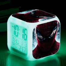 HANNTAOO digital vekkerklokke for barn med Spider-Man-mønster, 7-fargers LED, termometer, nattlys - kompatibel med A93-2223HTNL#1604