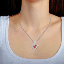 Collana bicolore con ciondolo a forma di cuore con micro intarsi "Amore della mamma" di YiFudd, gioielliere di moda.