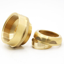 Adaptateur de siphon mâle en laiton Thrifco4400598 : tube de 1-1/4 pouce de diamètre extérieur x filetage mâle réducteur de 1-1/2 pouce.