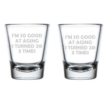 Conjunto de 2 copos de shot de 50ml (1,75oz) - Presente "Sou tão bom em envelhecer" - Aniversário de 60 anos - Engraçado