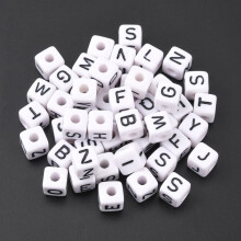 500 g große Acrylperlen im europäischen Stil, horizontale Löcher, weiß-schwarzer Würfel mit Buchstaben, zufällig gemischte Buchstaben