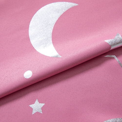 Cortina decorativa transparente com estrelas prateadas e lua, ideal para janelas e uso infantil. 1