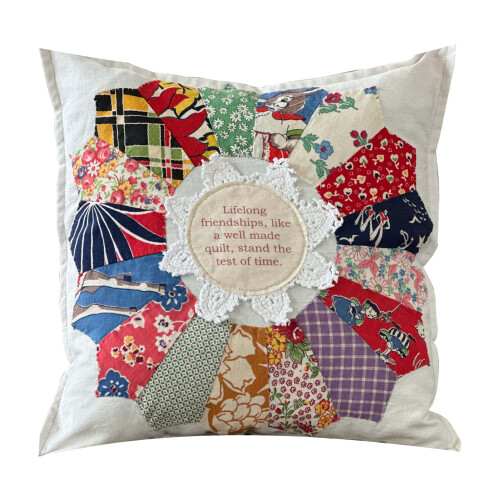 Almofada decorativa com frases sobre amizade, design retrô, patchwork e renda, ideal para quarto, sala de estar e sofá. Presente perfeito com