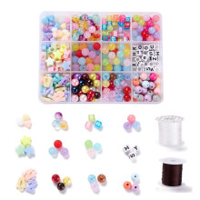1 set doe-het-zelf-pakketten voor het maken van elastische armbandjes als kinderdagcadeau, inclusief elastisch draad en acryl kralen en bedeltjes in