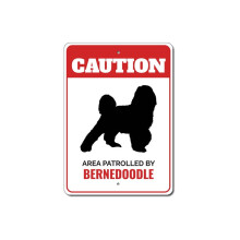 Patrullerad av Bernedoodle Varning Metallskylt Kennelras Hundtass Djur Storlek: 8x12 tum