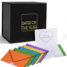Jaar van Dates: Verrassingseditie - Valentijnsdagcadeau, een Date Night Box met verzegelde date-ideeën, het perfecte papieren huwelijksjubileumcadeau