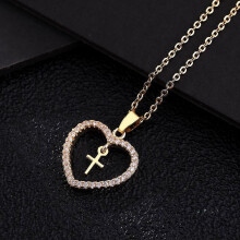 Collana con ciondolo a croce geometrica e cuore, nuova collezione di gioielli alla moda, leggermente intarsiata con zirconi colorati.