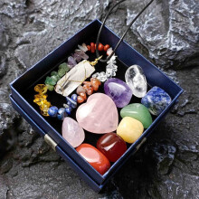 Set combinație de chakre cu cristale YiFudd, pandantiv pilon hexagonal cu cristale roz, cutie cadou cu piatră colorată
