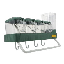 Rek met besteksets, kruidenpotjes, eetstokjesbakje, keukengereiset, doos met koffiemokken (groen).