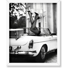 Poster di moda: Tacchi alti in un'auto d'epoca - Stampa in bianco e nero - Compatibile con decorazioni per auto e moda - 20x25 cm, senza cornice