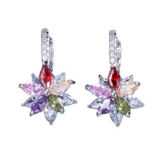 1 par de pendientes colgantes con forma de flor y diamantes de imitación. Exquisitos pendientes brillantes con cierre para uso diario.
