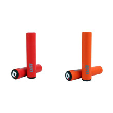 Lot de 2 poignées de vélo ODI en silicone, absorbant les chocs, pour VTT, rouge et orange.