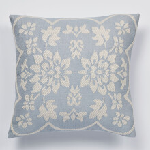 Almofada quadrada de 45 cm com estampa floral romântica de prímulas em azul-prata.