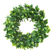 Ghirlanda artificiale Yonrjhukm da 16 pollici con foglie verdi finte, ideale per decorare porte, pareti e finestre.