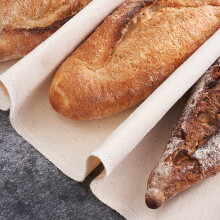 Bakdoek en rijsdoek van linnen voor brooddeeg, vormgereedschap voor baguettes en broden.