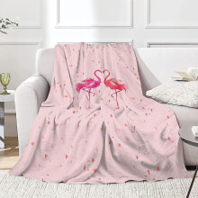 Rosa Flanell-Kuscheldecke mit Valentinstagsmotiv, rosa Flamingo, Herz und roten Blütenblättern – kuschelig weich und perfekt zum Schlafen.