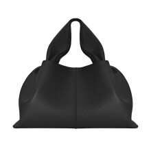 Bolso de hombro grande tipo nube de piel de lichi Polene con textura francesa, color negro.