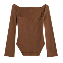Suéter feminino com decote coração, modelagem justa, malha canelada, mangas sino, peso médio, visual feminino ideal para festas, feriados e