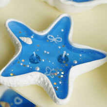 Candela profumata a forma di conchiglia con aroma di oceano, un ornamento creativo e decorativo per un'atmosfera costiera.
