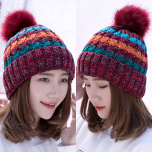Gorro de tricô moderno com pompom de pele sintética para mulheres. Vermelho vinho.