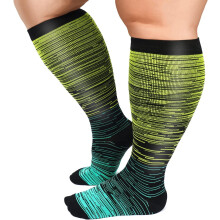 Calze a compressione taglie forti per uomo e donna, calze al ginocchio a polpaccio largo da 20-30 mmHg per favorire la circolazione e il recupero.