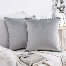 Fodere per cuscini decorativi con pompon della serie Silky Velvet, 56 x 56 cm, grigio chiaro, set da 2