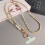 Cordão transversal para celular com pérolas, modelo Pickup Chain, cor branca (VIT). 2