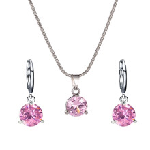 Ensemble de bijoux pour femme comprenant un collier et des boucles d'oreilles créoles ornés d'un pendentif rond en zircon cubique.
