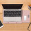 Capa protetora resistente para laptop, com fecho magnético, interior macio em microfibra, função de suporte para uso ergonômico e compatibilidade 2