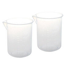 Lot de 2 gobelets doseurs de 50 ml en plastique transparent pour laboratoire.