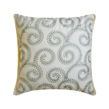 Funda de cojín decorativa HomeCentric de 45 x 45 cm, de algodón con estampado de volutas, bordados y encaje para sofá o dormitorio - Blanca