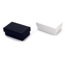 Opbergdoos van kraftpapier voor kettingen, armbanden, bangles en oorbellen.