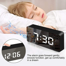 AURIGATE compacte digitale wekker met USB-opladen, dimmer, groot display, instelbaar alarm, 12/24-uurs weergave en snooze-functie.