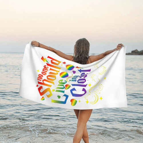 Κανείς δεν πρέπει να ζει σε μια ντουλάπα Lgbt Gay Pride Πετσέτα θαλάσσης από μικροΐνες, 2