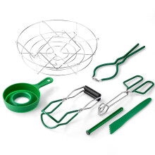Ensemble de 7 pièces pour la mise en conserve : autocuiseur, marmite à conserves, pince à conserves, entonnoirs et bocaux verts.