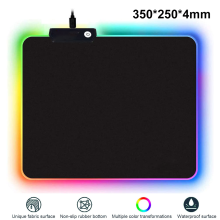 Verlicht je bureau met deze 31,5" x 11,8" RGB-muismat. 8 lichtmodi, waterbestendig, trillingsdempende antislipbasis, tilt je werkplek naar een hoger