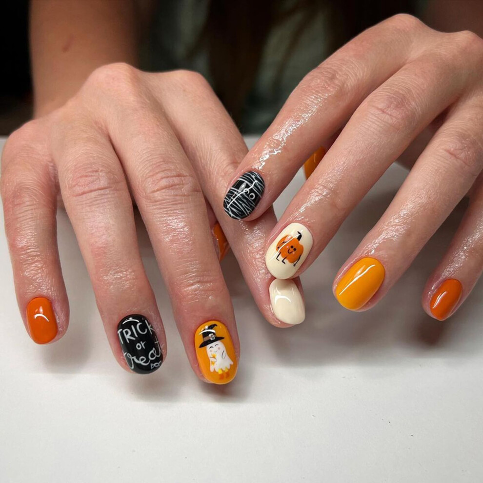 24Pcs Halloween Press On Nails Short Square Fake Nails with Adhesive Tabs Pumpkin Ghost Design