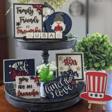 8-delige set decoratie voor een etagère voor 4 juli (dienblad niet inbegrepen) - 4 patriottische mini-houten blokjes, 1 houten bord met de tekst