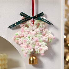Weihnachtsdekoration: Gehäkelte Schneeflocken und Glöckchen aus Wolle zum Aufhängen – stimmungsvolle Türdekoration