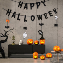 Décorations pour une fête d'anniversaire sur le thème d'Halloween : banderole « Joyeux anniversaire » avec des citrouilles. Fournitures pour